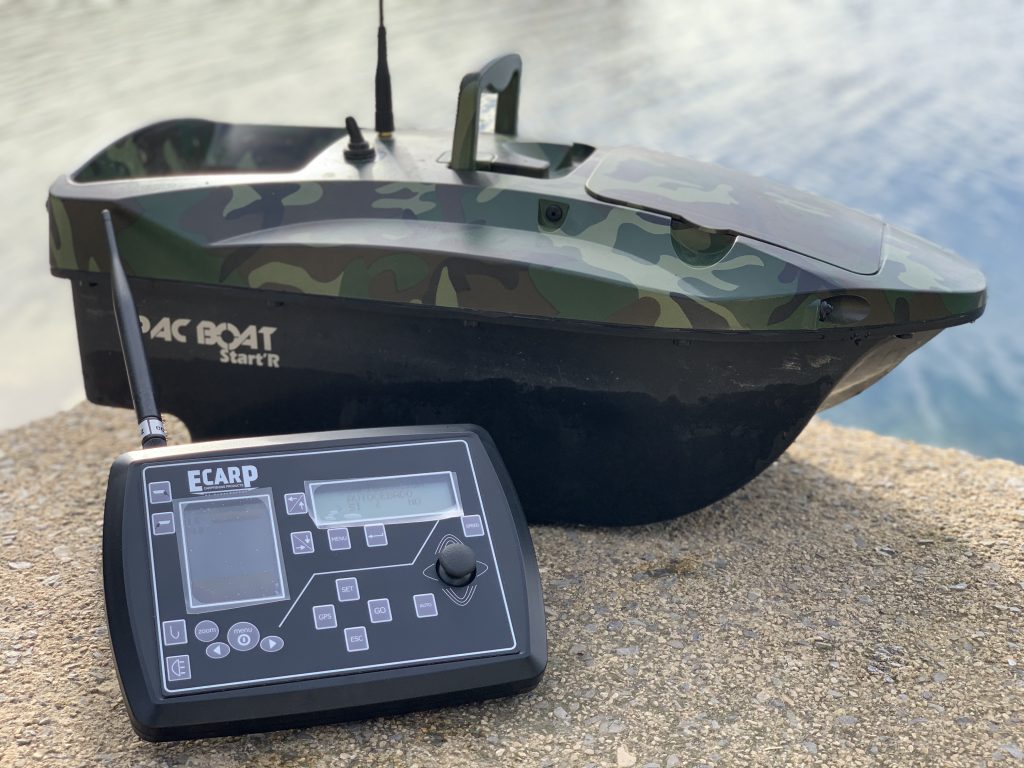 mando y barco en suelo scaled 1